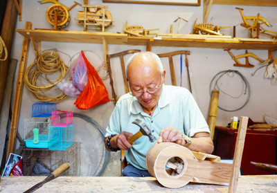 鄧南生:一手巧手把“爛木頭”變成工藝品