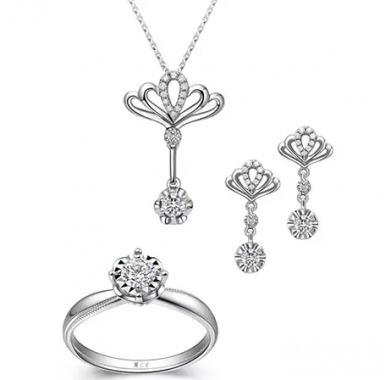 周大生珍愛(ài)之冕 為愛(ài)榮耀，愛(ài)就冠著你